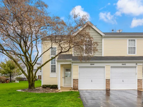1644 College Green Dr, Elgin, IL 60123