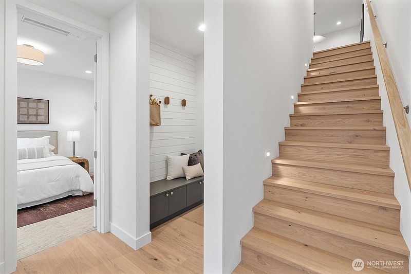 3rd image of 4049 44th Avenue SW