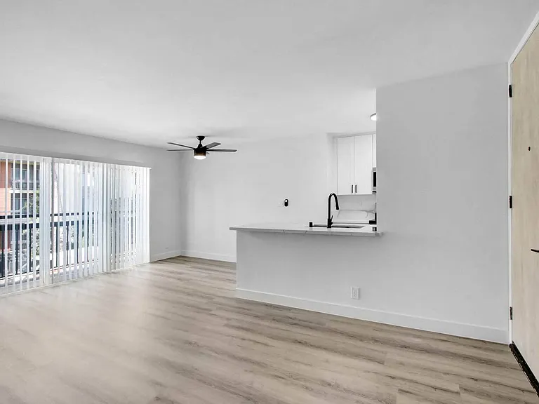520 Kelton — Photo 19