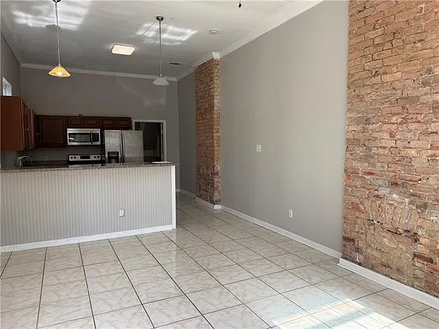 4 bed, 2.0 bath, 2001 sqft, $2,100 — Photo 2