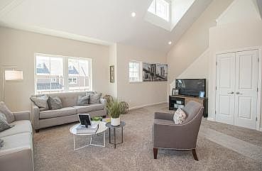 4th image of 766 Deer Park Ave