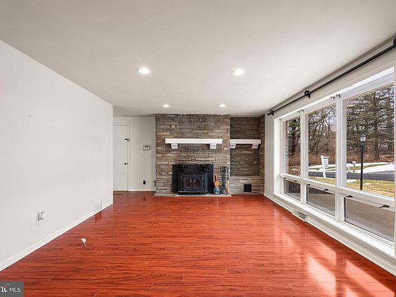 3rd image of 10 Old Spring Rd