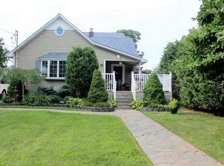 195 Maple St, Islip, NY 11751