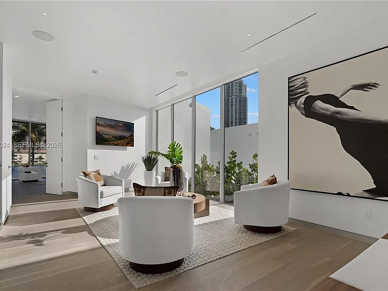 501 Palm Dr — Photo 32