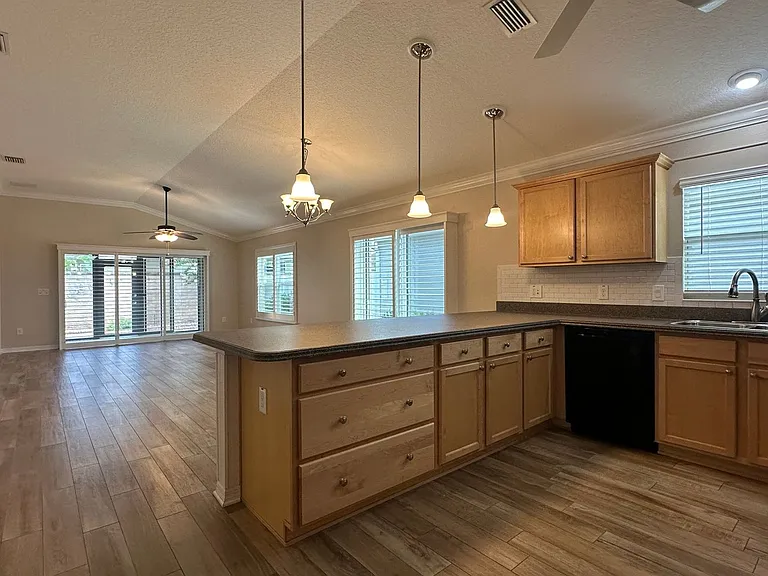 724 Yager Ln — Photo 16