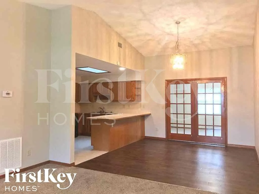 3 bed, 2.0 bath, 1822 sqft, $2,340 — Photo 4