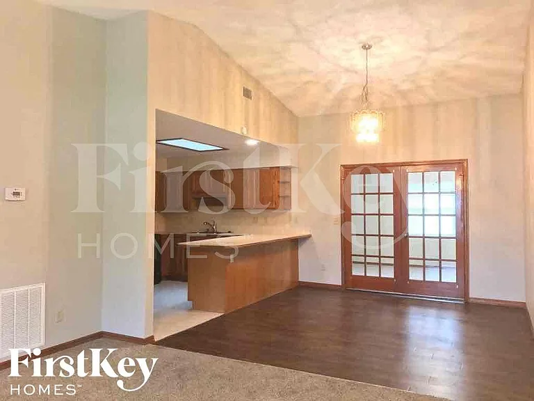 742 Eunice St — Photo 4