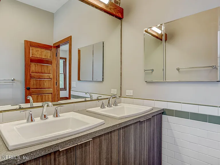 122 E Duval St — Photo 17