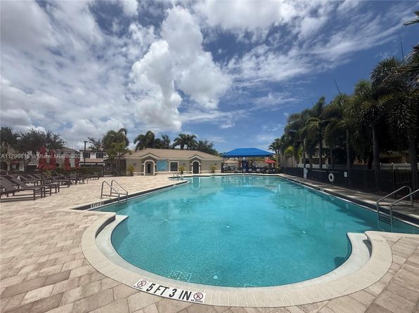 704 NE 193rd St, Miami, FL 33179
