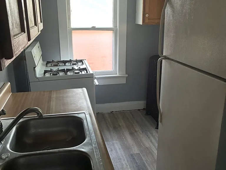 121 E 2nd St #B — Photo 6
