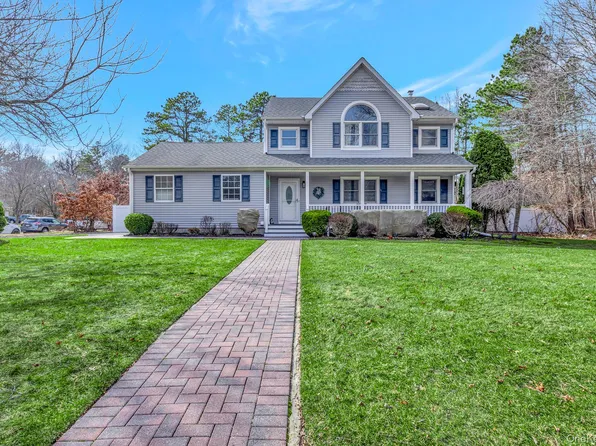 10 Tall Oaks Court, Manorville, NY 11949