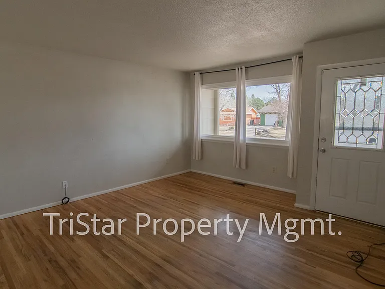 3413 Greenwood Cir — Photo 2