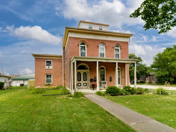 201 W Chestnut St, Lexington, IL 61753