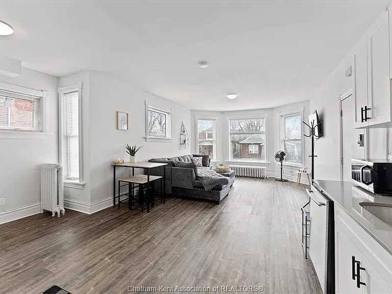 135 William St N #1 — Photo 3