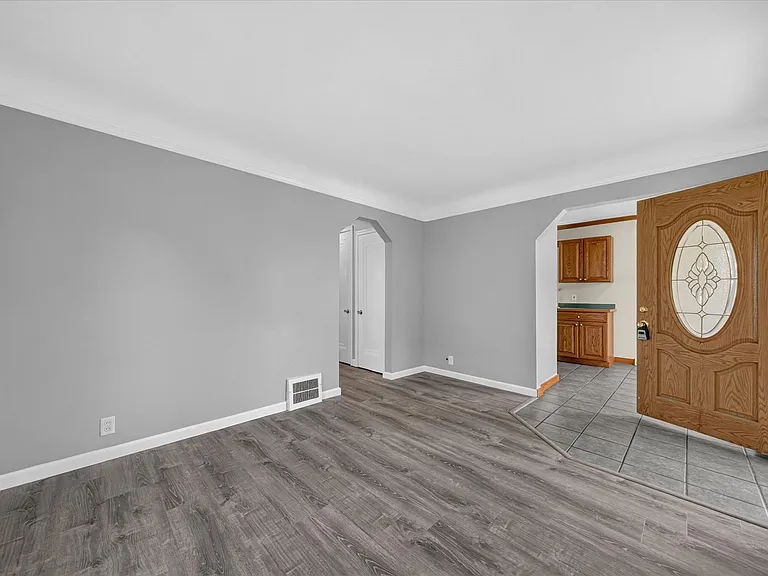 2090 Cicotte Ave — Photo 7