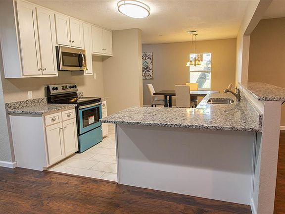 5th image of 300 Oakwood Dr