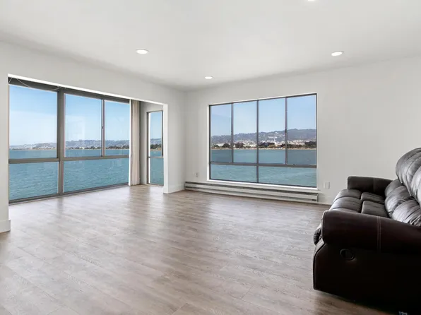 8 Commodore Dr, Emeryville, CA 94608