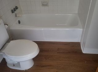 832 Village Quarter Rd APT 4, West Dundee, IL 60118