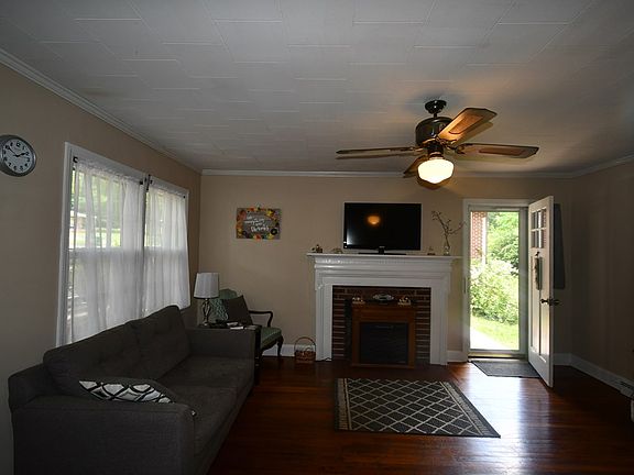 4th image of 1008 Pine Forest Dr