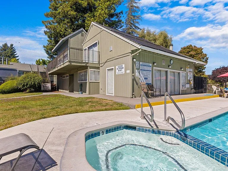 601 Racquet Club Cir — Photo 40
