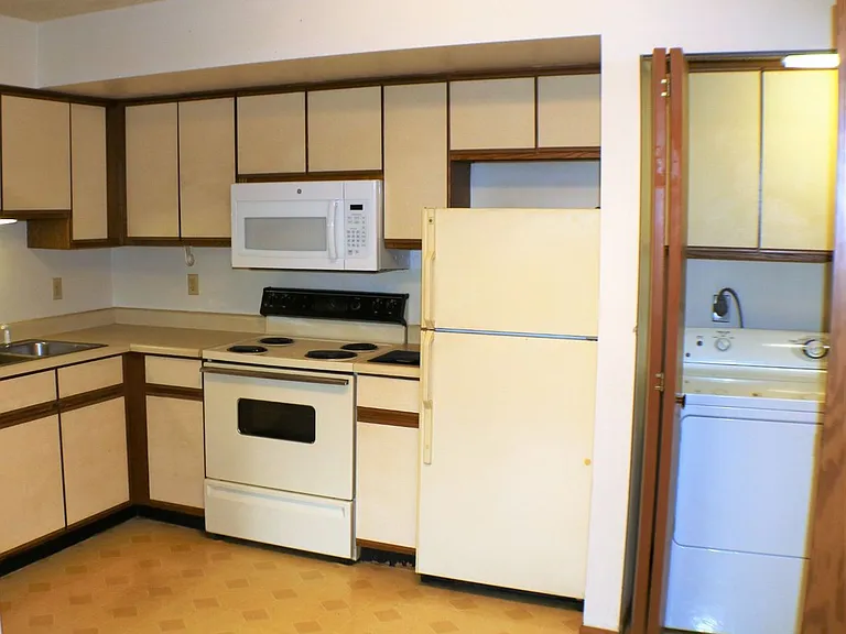 450-472 Peterson St — Photo 7
