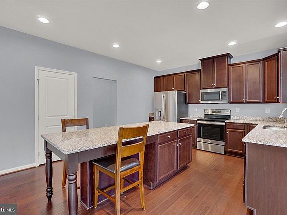 3rd image of 1081 Countryside Rd