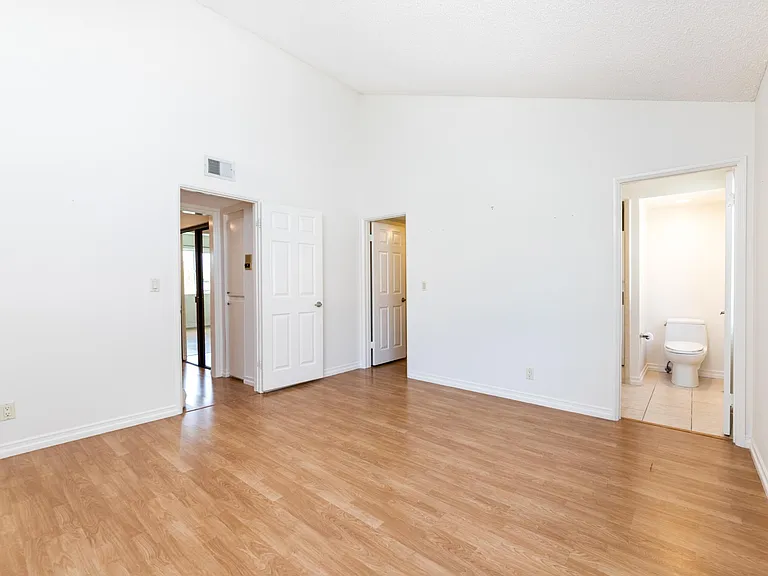 12416 Magnolia Blvd #9 — Photo 15