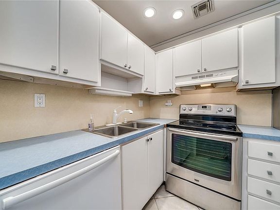 4th image of 3020 NE 16th Avenue #E-101