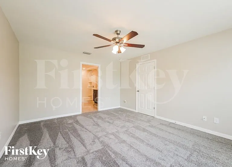 2808 NE 2nd Pl — Photo 9