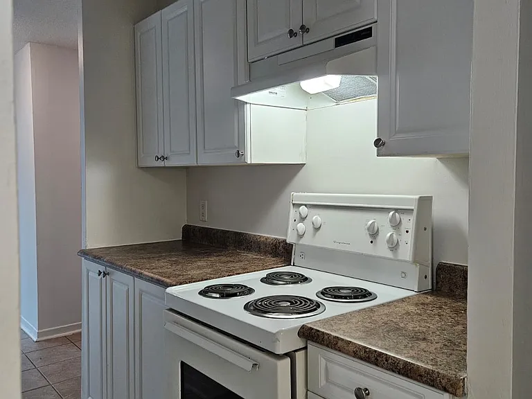170 Lees Ave — Photo 17