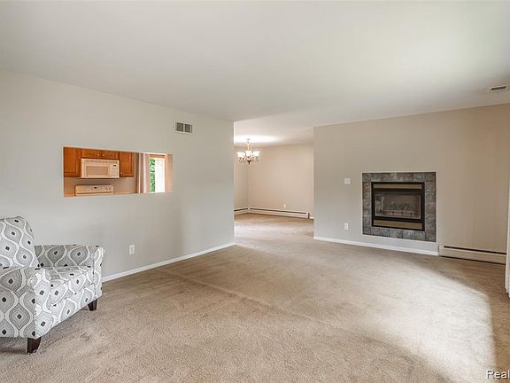 3rd image of 818 Hilberg Ave
