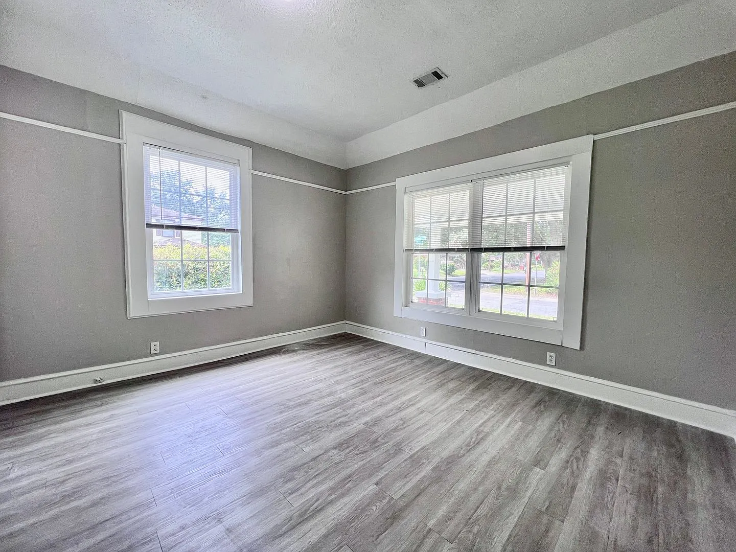 3 bedroom home on corner lot in Liberty City — Photo 2