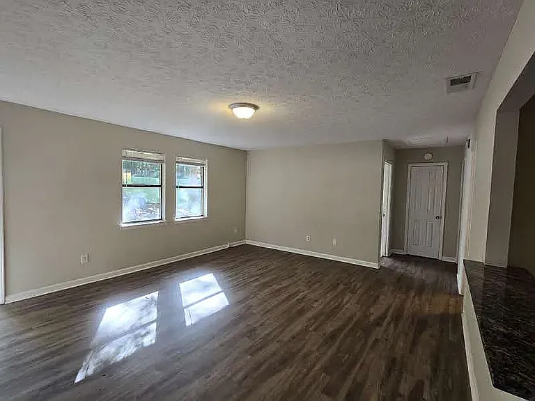 2 bed, 1000 sqft, $1,100 — Photo 4