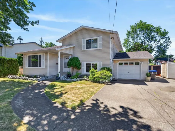 677 Somenos Dr, Comox, BC V9M 1B5