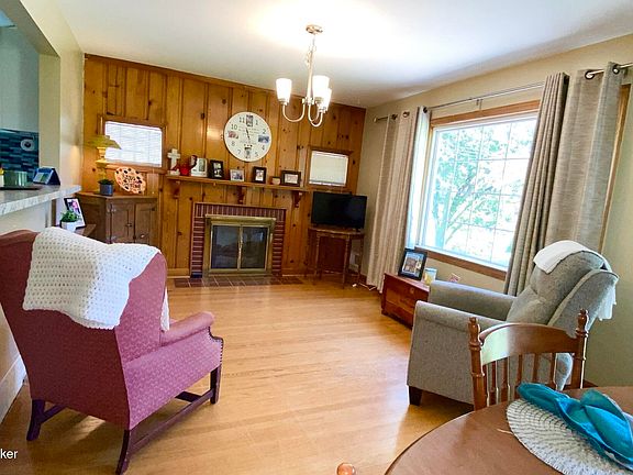 3rd image of 1082 Forrest View Dr