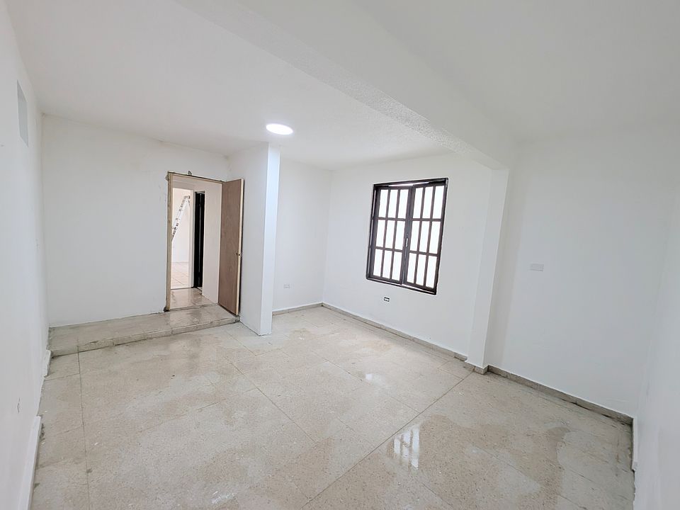 2nd image of 843 Calle Guama Urb Hyde Park