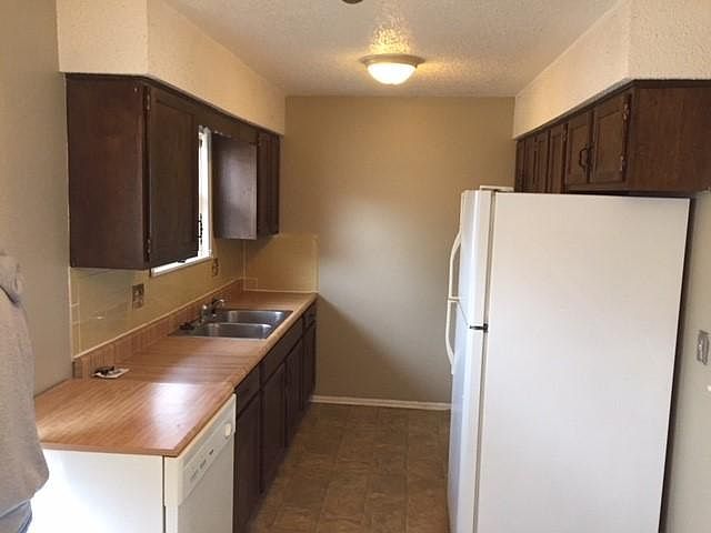 2nd image of 3809 NE Colonial Dr