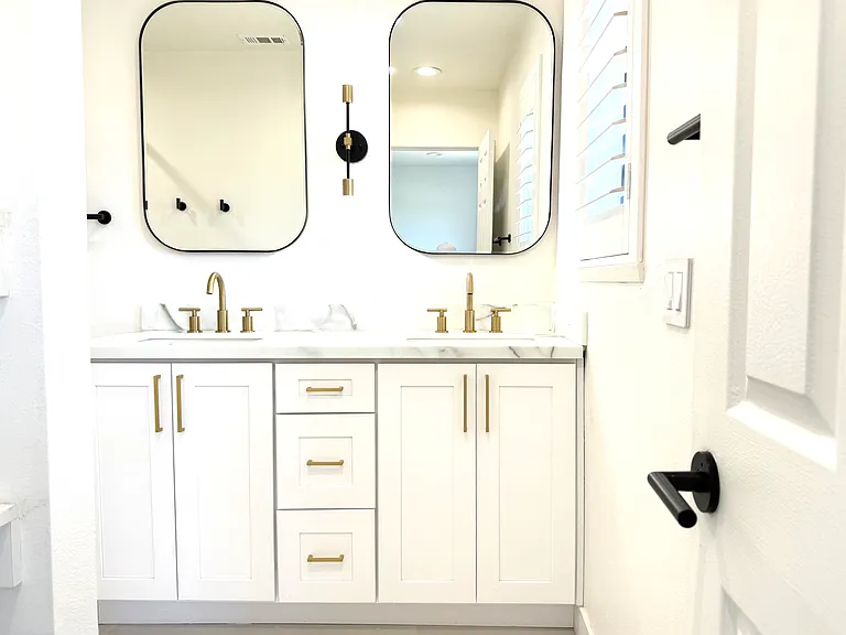 Master Bathroom with high-end finishes