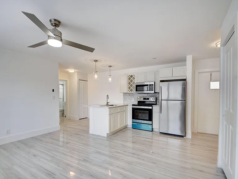 525 S Broadway #J — Photo 3