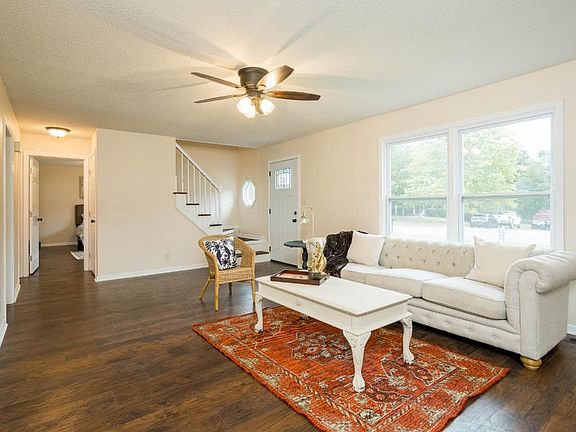 3rd image of 1006 Foxmoor Dr