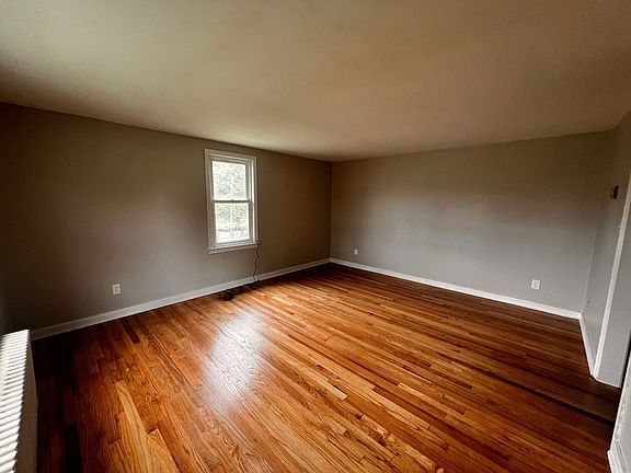 3rd image of 325 Kenwood Ave #2L