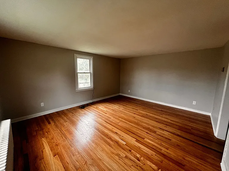 325 Kenwood Ave — Photo 3