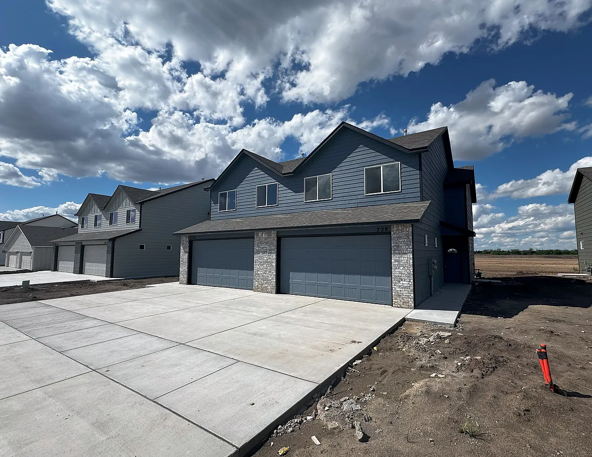 Building Photo - 728 E Briarbrook Ln