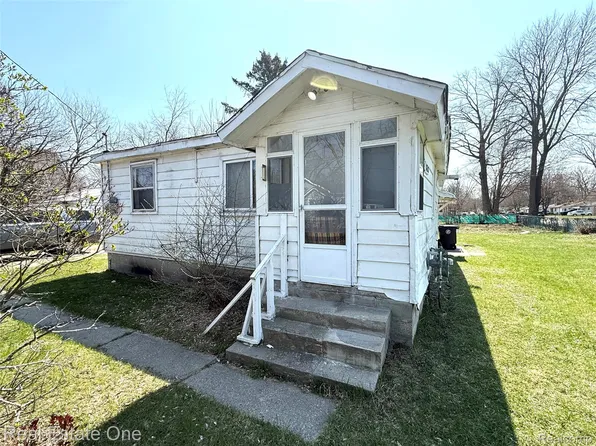 18318 Deering St, Livonia, MI 48152
