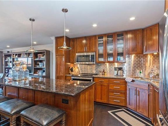 2nd image of 121 W 48th St APT 804
