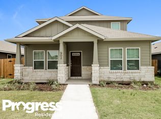 902 N Main St, Taylor, TX 76574