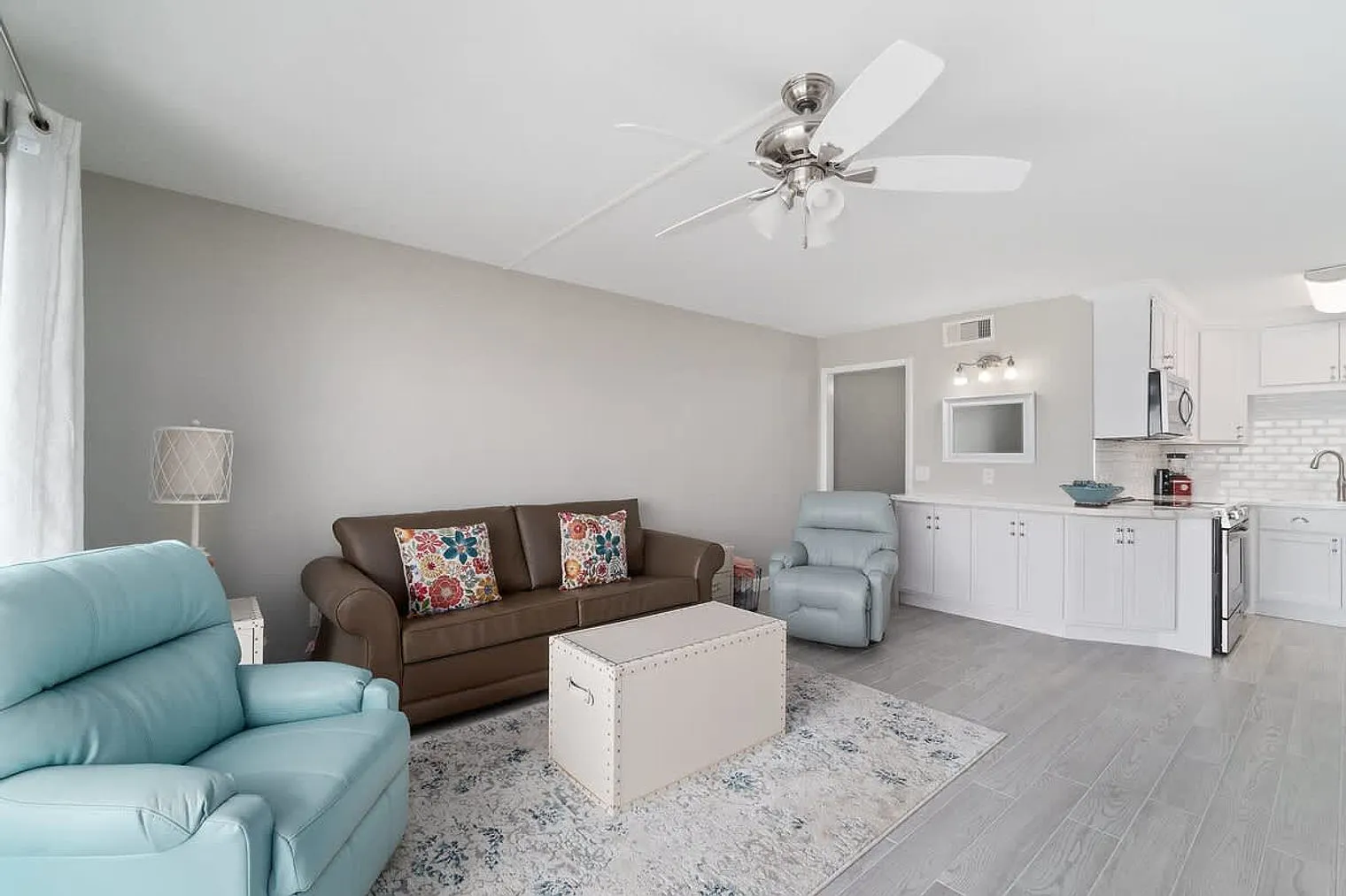 1 bed, 1.0 bath, 742 sqft, $1,707 — Photo 2