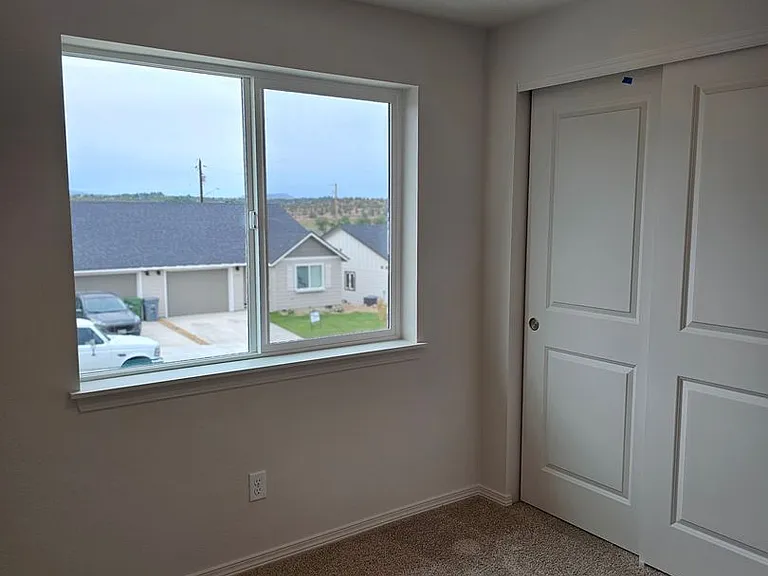 936 SE Starview Ave — Photo 7