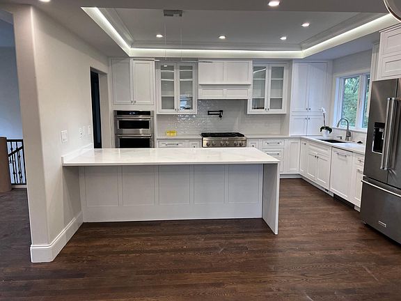 Open Kitchen w Quartz Eat-in Island