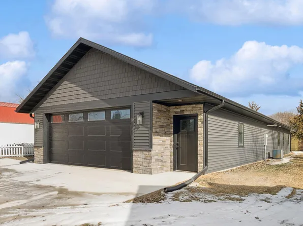 105 9th St NW, Waukon, IA 52172